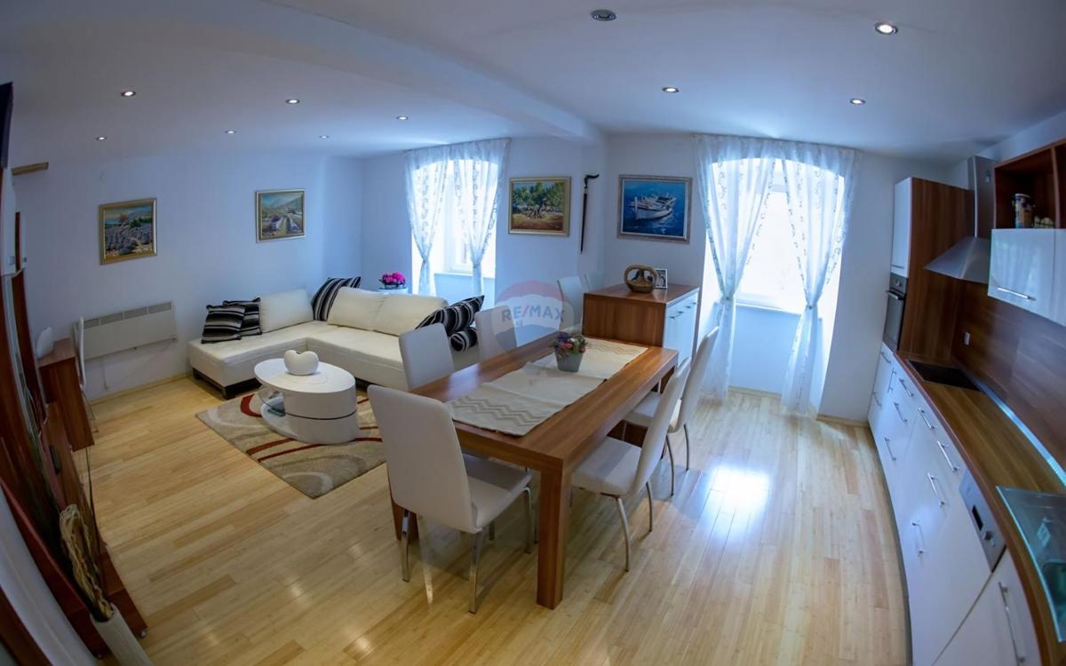 Hiša Karlobag, 260m2