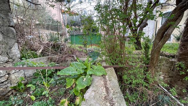 Krk, Punat - staro mestno jedro, hiša z dvoriščem in konobo, blizu morja