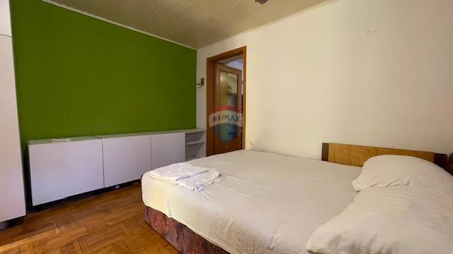 Krk, Punat - staro mestno jedro, hiša z dvoriščem in konobo, blizu morja