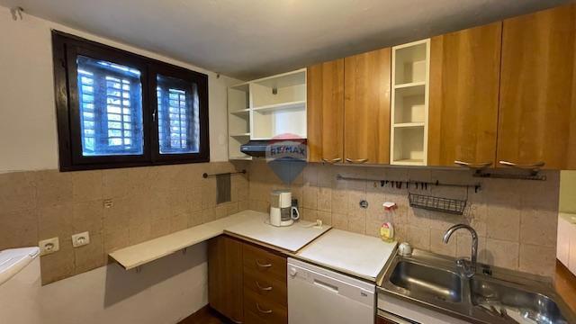 Krk, Punat - staro mestno jedro, hiša z dvoriščem in konobo, blizu morja