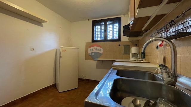 Krk, Punat - staro mestno jedro, hiša z dvoriščem in konobo, blizu morja