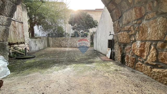 Krk, Punat - staro mestno jedro, hiša z dvoriščem in konobo, blizu morja