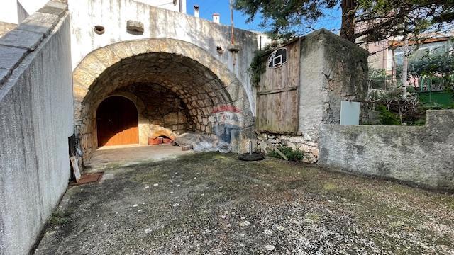 Krk, Punat - staro mestno jedro, hiša z dvoriščem in konobo, blizu morja