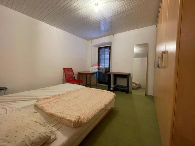 Krk, Punat - staro mestno jedro, hiša z dvoriščem in konobo, blizu morja