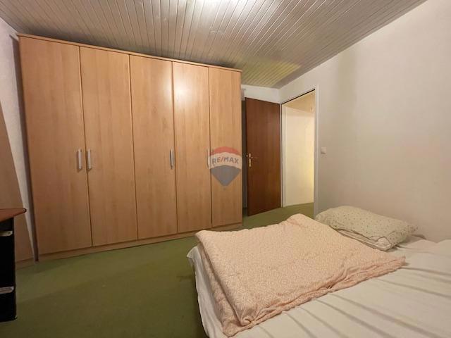 Krk, Punat - staro mestno jedro, hiša z dvoriščem in konobo, blizu morja