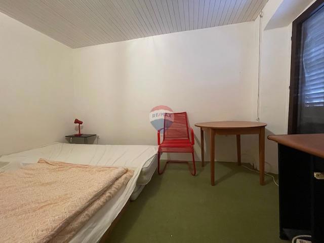 Krk, Punat - staro mestno jedro, hiša z dvoriščem in konobo, blizu morja