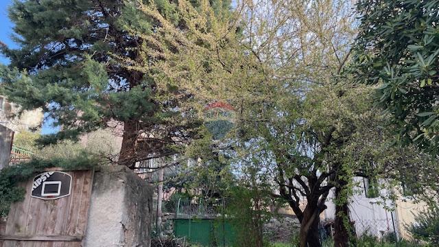 Krk, Punat - staro mestno jedro, hiša z dvoriščem in konobo, blizu morja