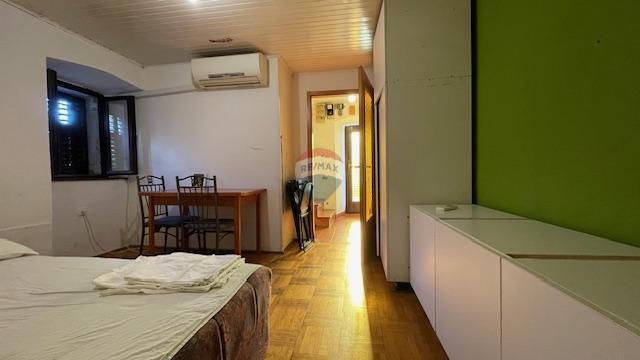 Krk, Punat - staro mestno jedro, hiša z dvoriščem in konobo, blizu morja