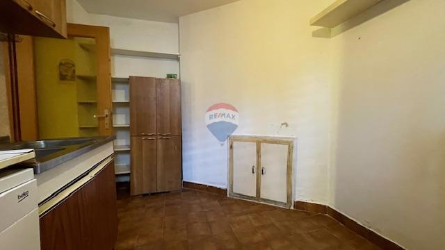 Krk, Punat - staro mestno jedro, hiša z dvoriščem in konobo, blizu morja