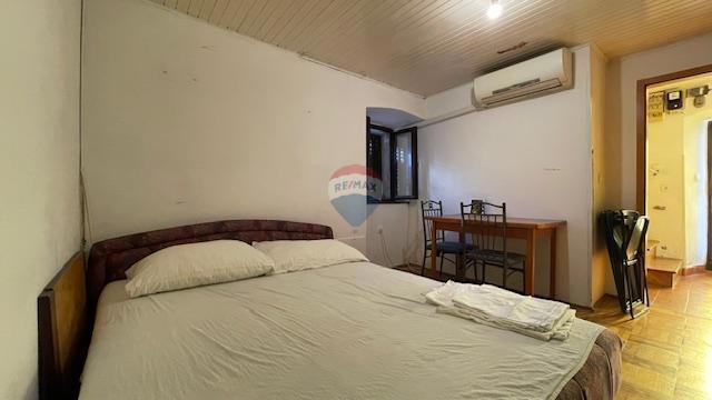 Krk, Punat - staro mestno jedro, hiša z dvoriščem in konobo, blizu morja