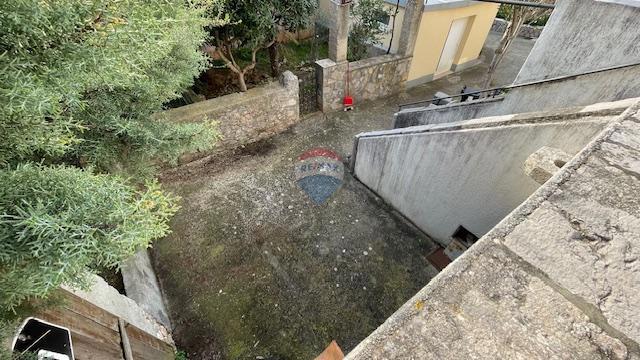 Krk, Punat - staro mestno jedro, hiša z dvoriščem in konobo, blizu morja