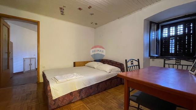 Krk, Punat - staro mestno jedro, hiša z dvoriščem in konobo, blizu morja