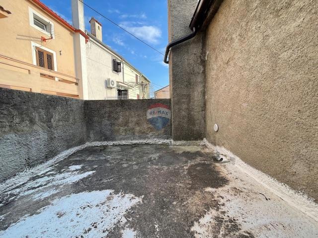 Krk, Punat - staro mestno jedro, hiša z dvoriščem in konobo, blizu morja