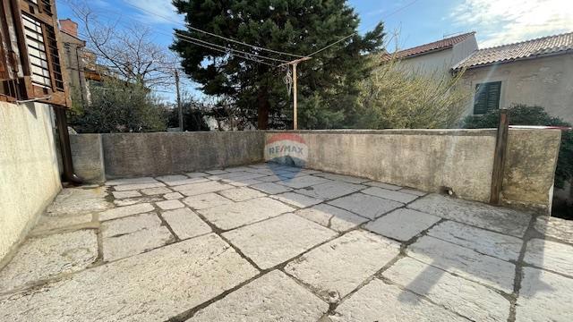 Krk, Punat - staro mestno jedro, hiša z dvoriščem in konobo, blizu morja