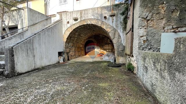 Krk, Punat - staro mestno jedro, hiša z dvoriščem in konobo, blizu morja