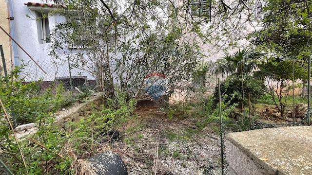 Krk, Punat - staro mestno jedro, hiša z dvoriščem in konobo, blizu morja