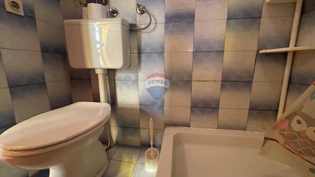 Krk, Punat - staro mestno jedro, hiša z dvoriščem in konobo, blizu morja