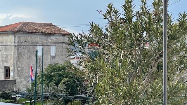 Krk, Punat - staro mestno jedro, hiša z dvoriščem in konobo, blizu morja