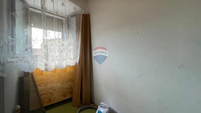 Krk, Punat - staro mestno jedro, hiša z dvoriščem in konobo, blizu morja