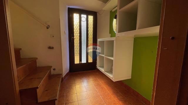 Krk, Punat - staro mestno jedro, hiša z dvoriščem in konobo, blizu morja