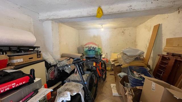 Krk, Punat - staro mestno jedro, hiša z dvoriščem in konobo, blizu morja