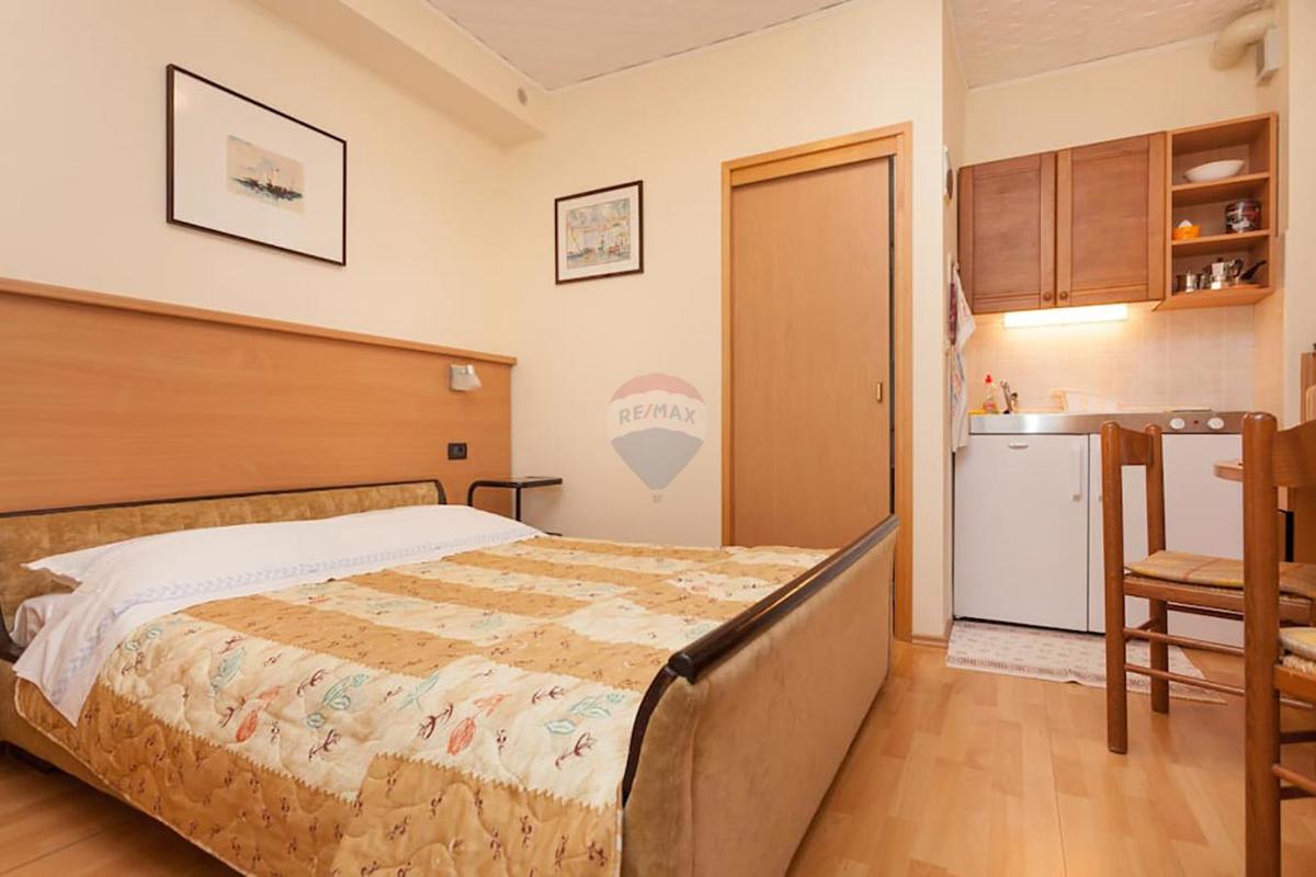 Istra, Umag - Samostojna apartmajska hiša, 100 m od morja