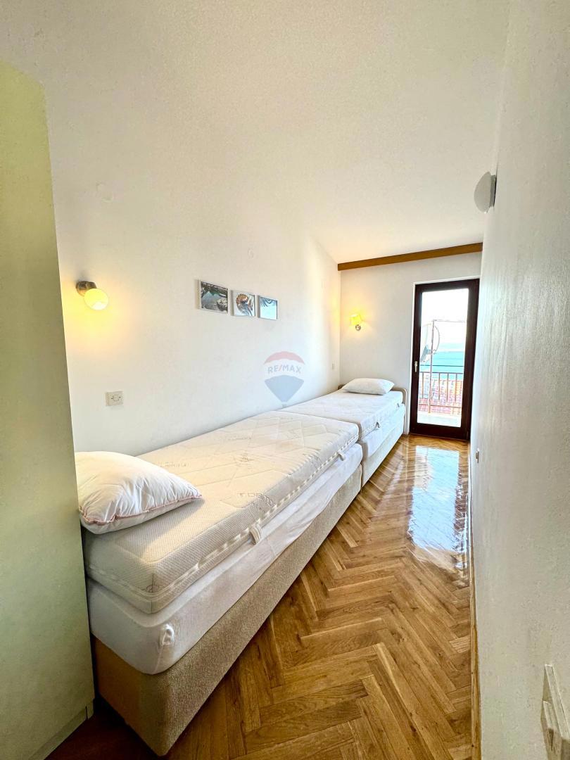 Crikvenica, Dramalj – Dvoetažni trisobni apartma s parkirnim mestom