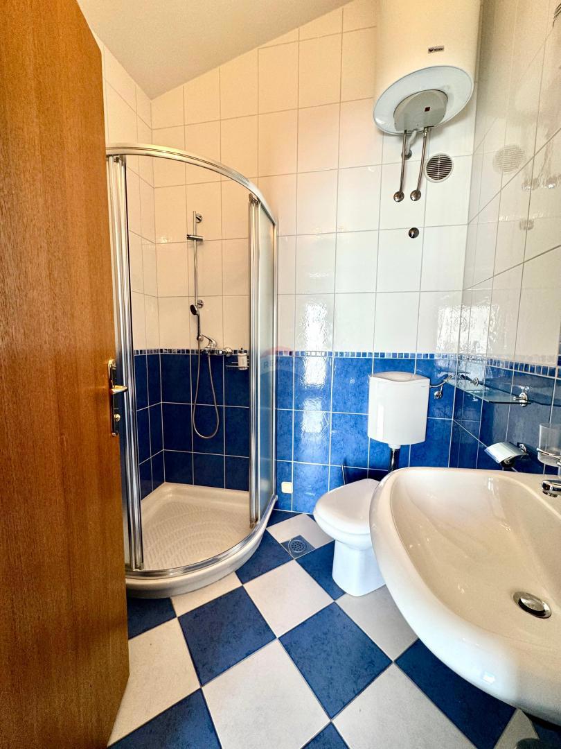 Crikvenica, Dramalj – Dvoetažni trisobni apartma s parkirnim mestom