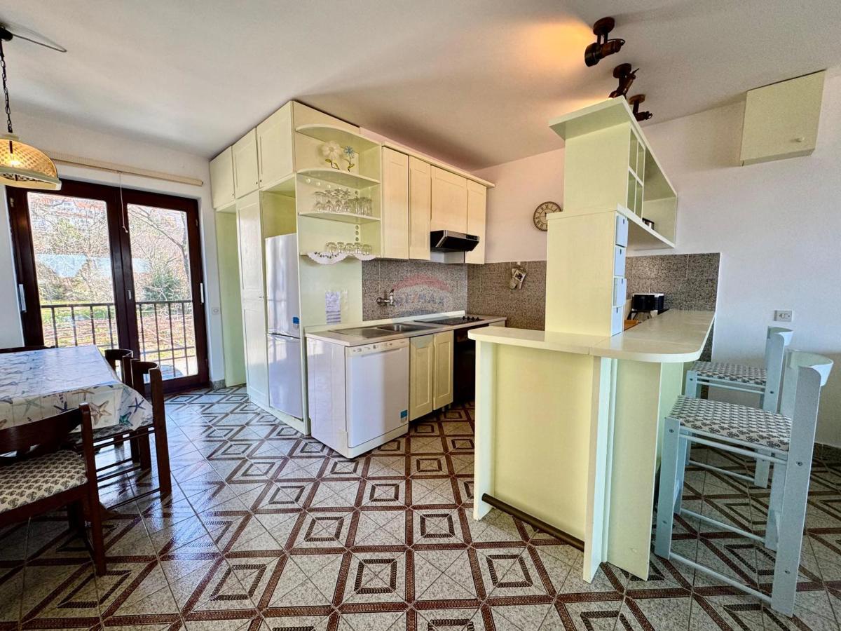 Crikvenica, Dramalj – Dvoetažni trisobni apartma s parkirnim mestom
