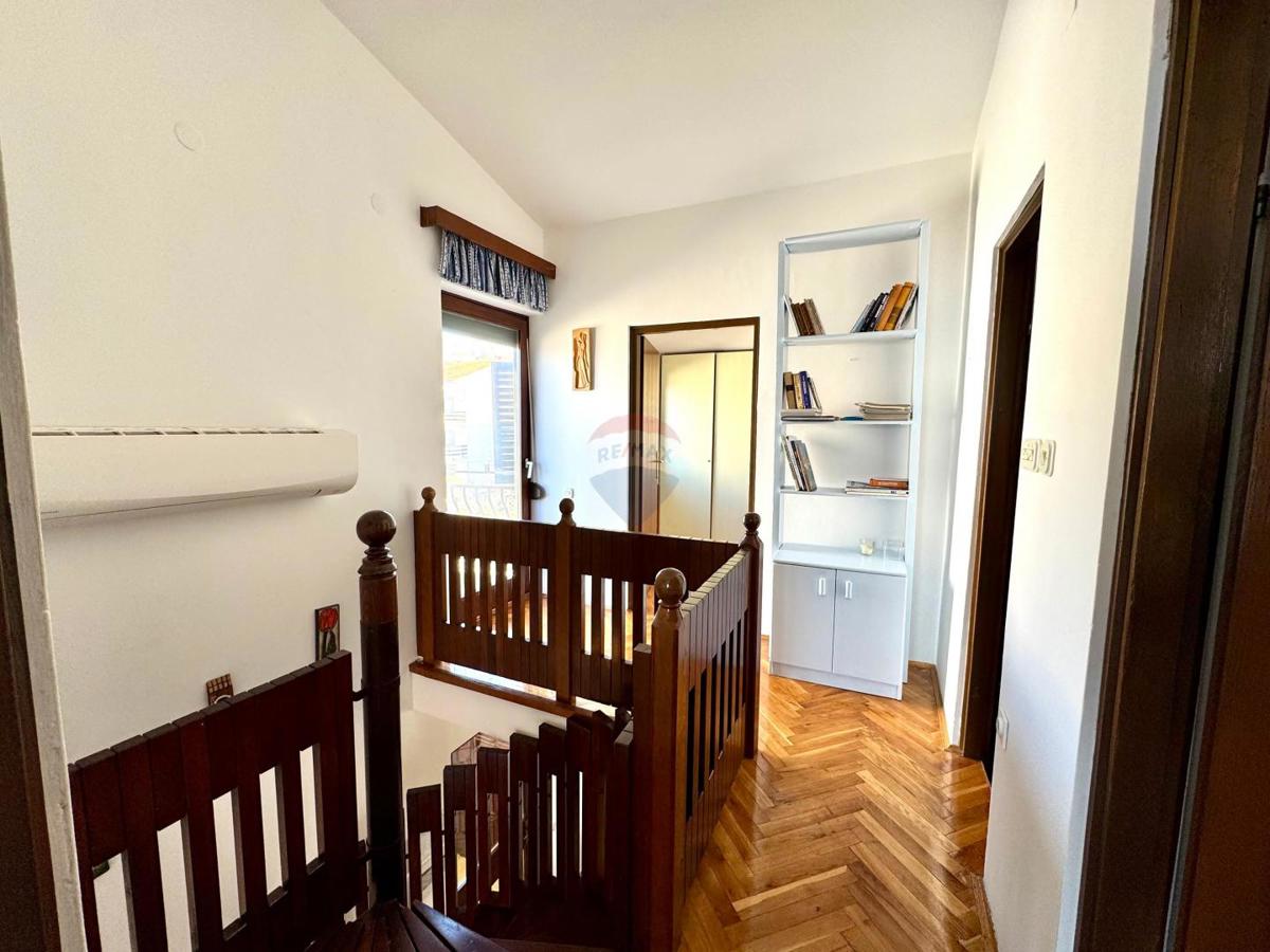 Crikvenica, Dramalj – Dvoetažni trisobni apartma s parkirnim mestom