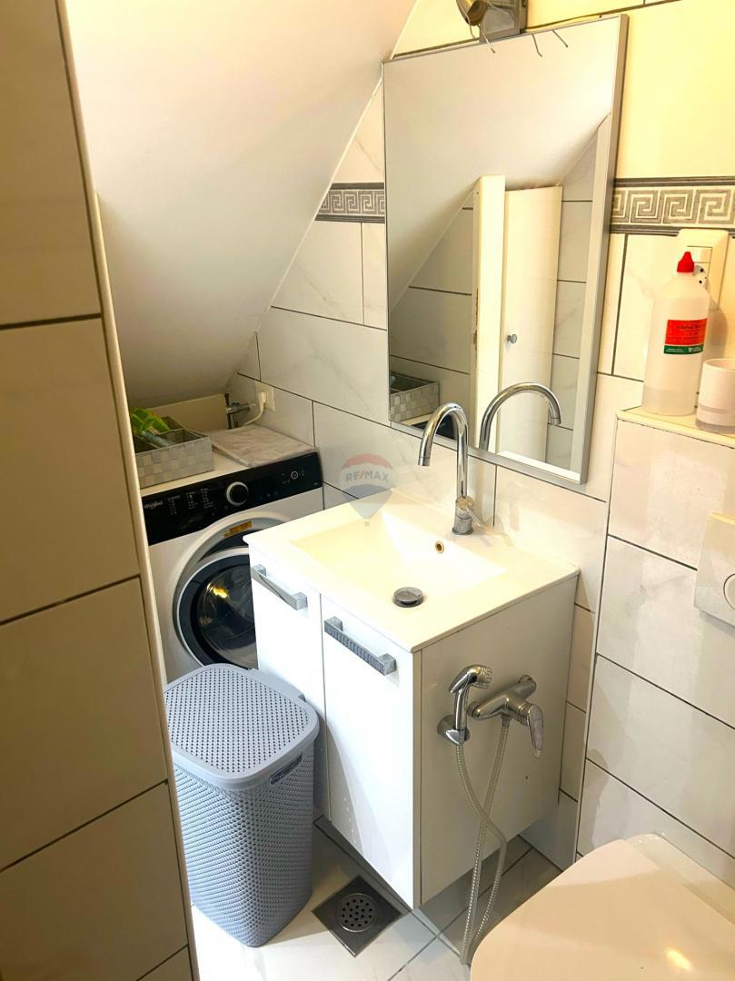 Istra, Rovinj-visoko pritličje, staro mestno jedro, prenovljeno, 40m2 na čudovitem trgu  Na odlični lokaciji, na enem od romantičnih starih mestnih trgov, prodajamo to zelo svetlo stanovanje. Gre za visoko pritličje lepe avtohtone stavbe, ki ima 40 m