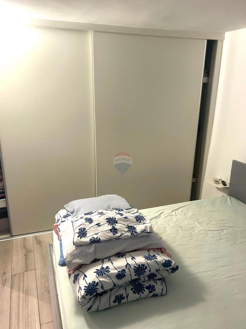 Istra, Rovinj-visoko pritličje, staro mestno jedro, prenovljeno, 40m2 na čudovitem trgu  Na odlični lokaciji, na enem od romantičnih starih mestnih trgov, prodajamo to zelo svetlo stanovanje. Gre za visoko pritličje lepe avtohtone stavbe, ki ima 40 m