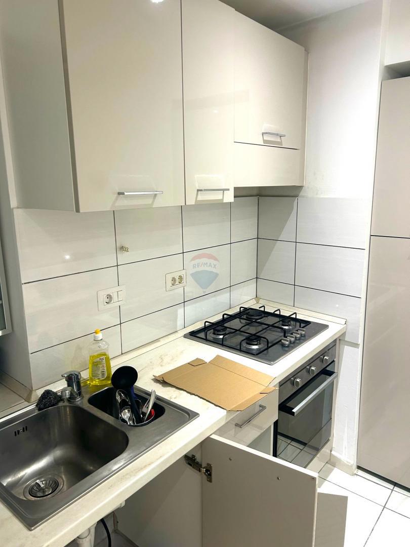 Istra, Rovinj-visoko pritličje, staro mestno jedro, prenovljeno, 40m2 na čudovitem trgu  Na odlični lokaciji, na enem od romantičnih starih mestnih trgov, prodajamo to zelo svetlo stanovanje. Gre za visoko pritličje lepe avtohtone stavbe, ki ima 40 m