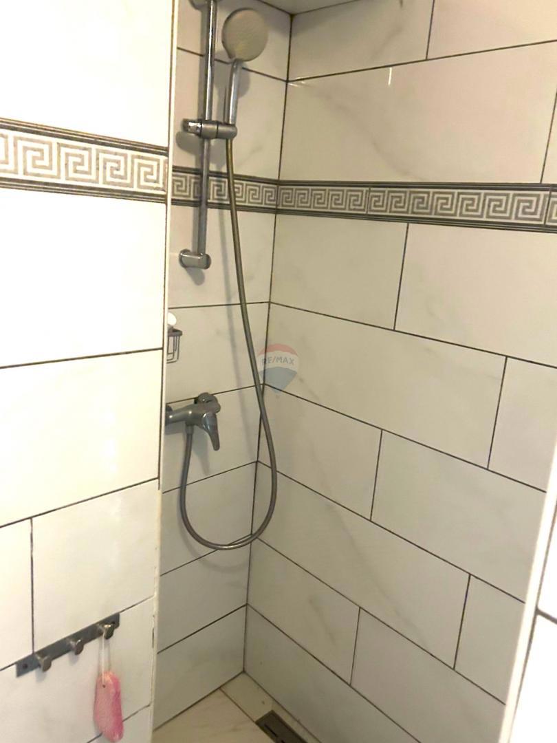 Istra, Rovinj-visoko pritličje, staro mestno jedro, prenovljeno, 40m2 na čudovitem trgu  Na odlični lokaciji, na enem od romantičnih starih mestnih trgov, prodajamo to zelo svetlo stanovanje. Gre za visoko pritličje lepe avtohtone stavbe, ki ima 40 m