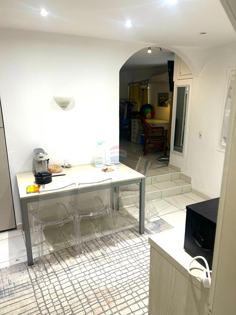 Istra, Rovinj-visoko pritličje, staro mestno jedro, prenovljeno, 40m2 na čudovitem trgu  Na odlični lokaciji, na enem od romantičnih starih mestnih trgov, prodajamo to zelo svetlo stanovanje. Gre za visoko pritličje lepe avtohtone stavbe, ki ima 40 m