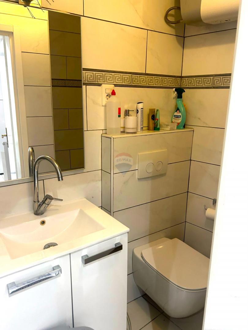 Istra, Rovinj-visoko pritličje, staro mestno jedro, prenovljeno, 40m2 na čudovitem trgu  Na odlični lokaciji, na enem od romantičnih starih mestnih trgov, prodajamo to zelo svetlo stanovanje. Gre za visoko pritličje lepe avtohtone stavbe, ki ima 40 m