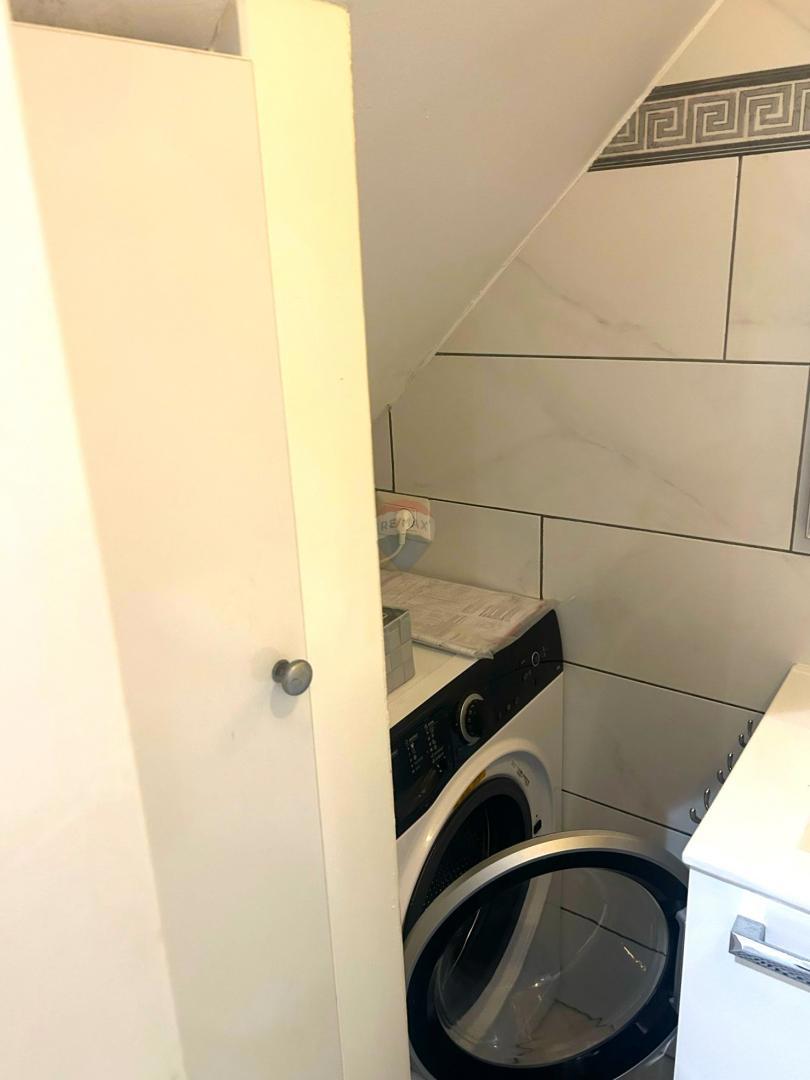 Istra, Rovinj-visoko pritličje, staro mestno jedro, prenovljeno, 40m2 na čudovitem trgu  Na odlični lokaciji, na enem od romantičnih starih mestnih trgov, prodajamo to zelo svetlo stanovanje. Gre za visoko pritličje lepe avtohtone stavbe, ki ima 40 m