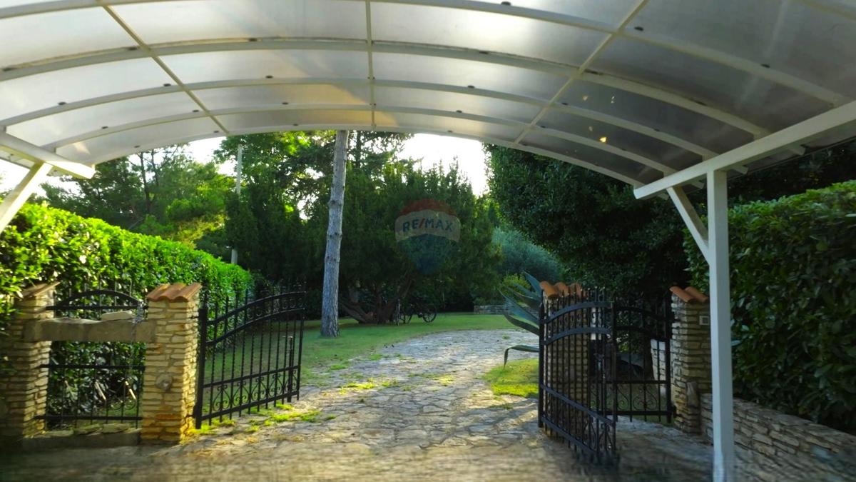Istra, Lovrečica - Enonadstropna hiša z velikim vrtom
