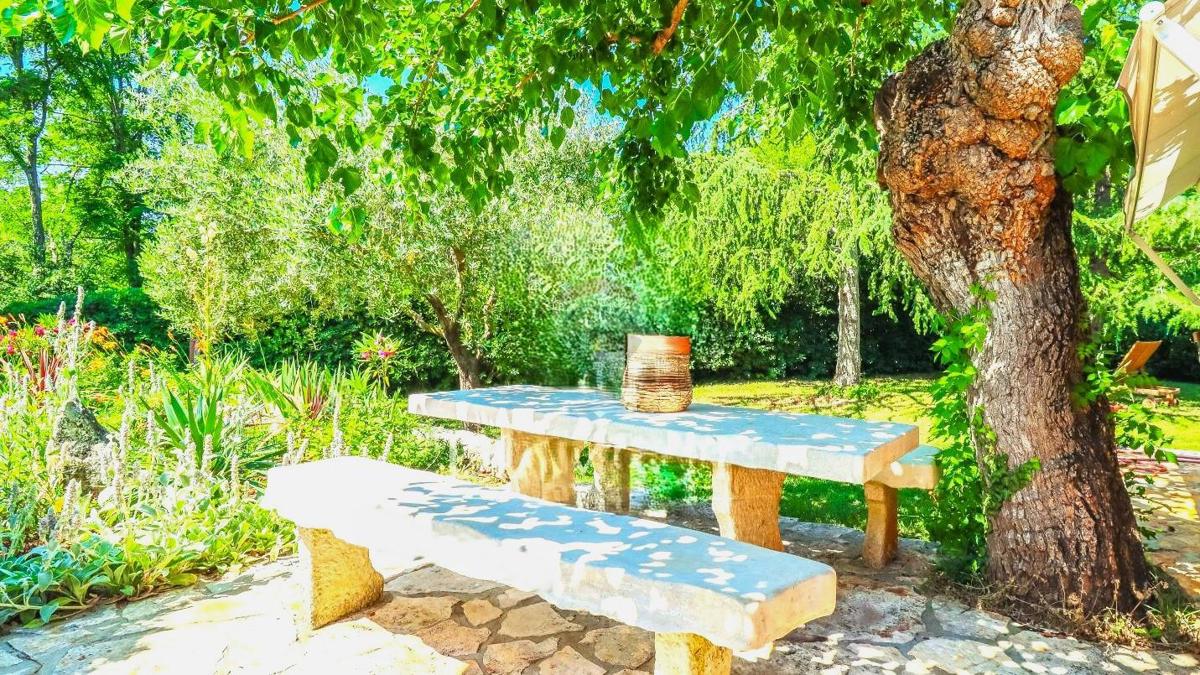 Istra, Lovrečica - Enonadstropna hiša z velikim vrtom