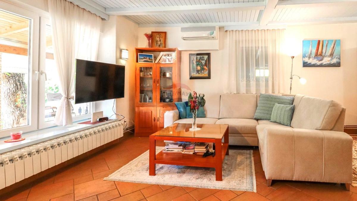 Istra, Lovrečica - Enonadstropna hiša z velikim vrtom