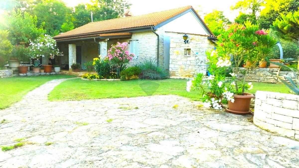 Istra, Lovrečica - Enonadstropna hiša z velikim vrtom