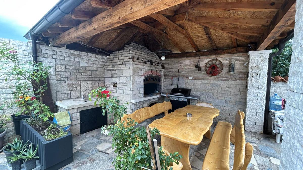 Pulj, Veli Vrh – Samostojna apartmajska hiša z bazenom