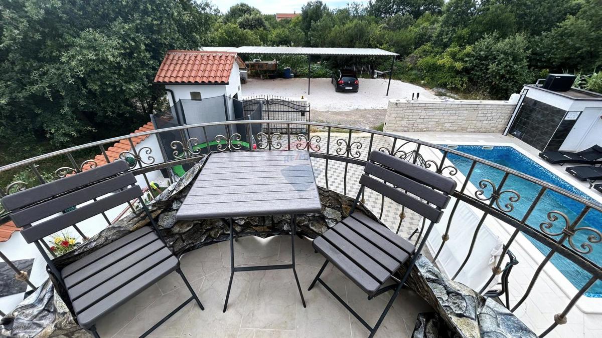 Pulj, Veli Vrh – Samostojna apartmajska hiša z bazenom