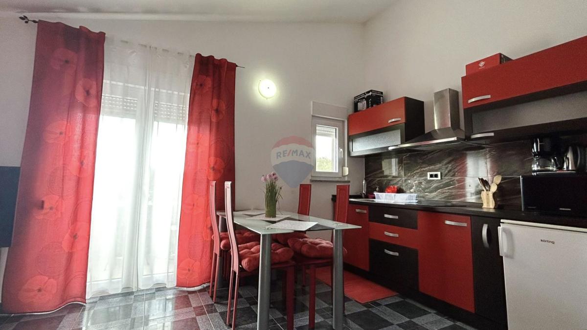 Pulj, Veli Vrh – Samostojna apartmajska hiša z bazenom
