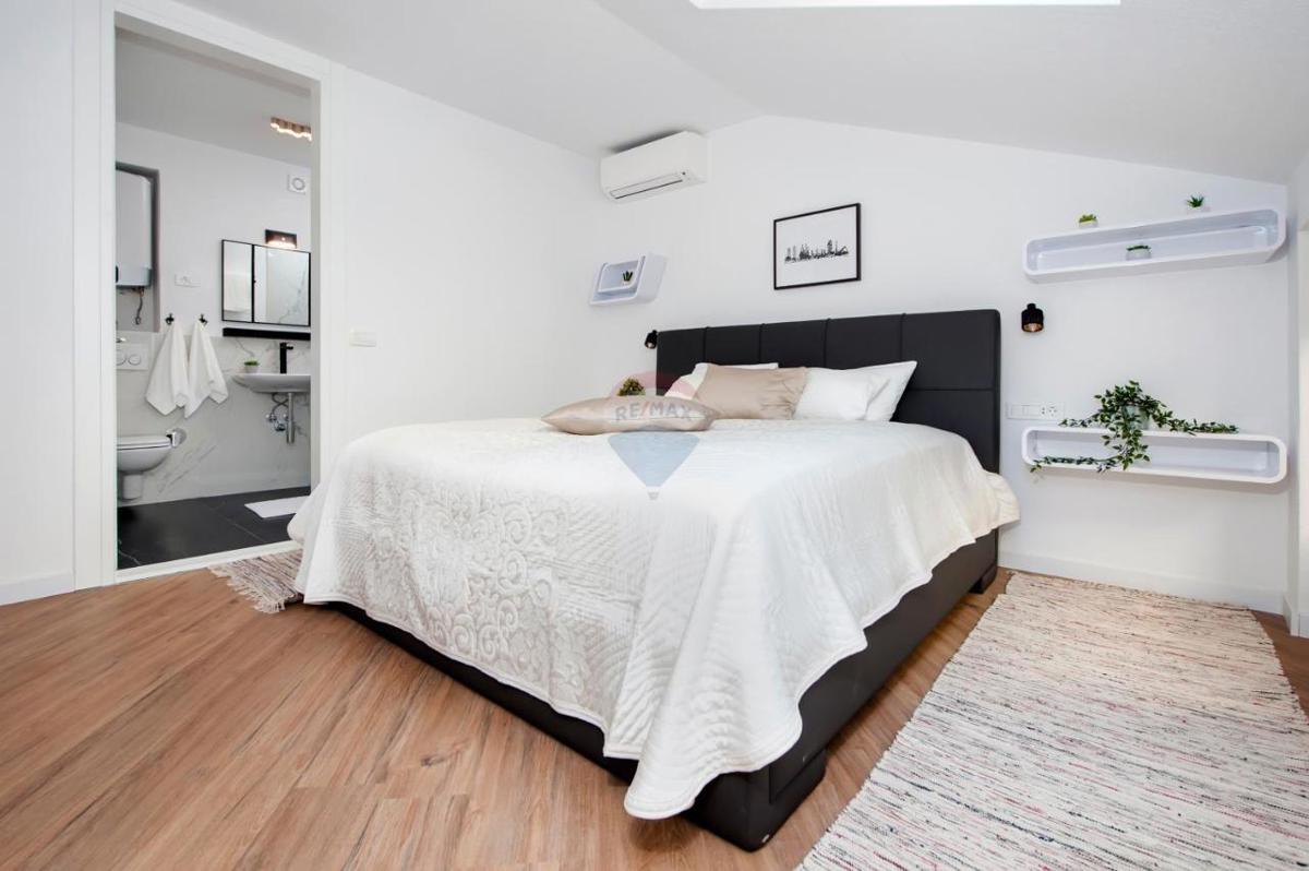 Istra, Rovinj, Center – Stanovanje na rivi, terasa, pogled na morje