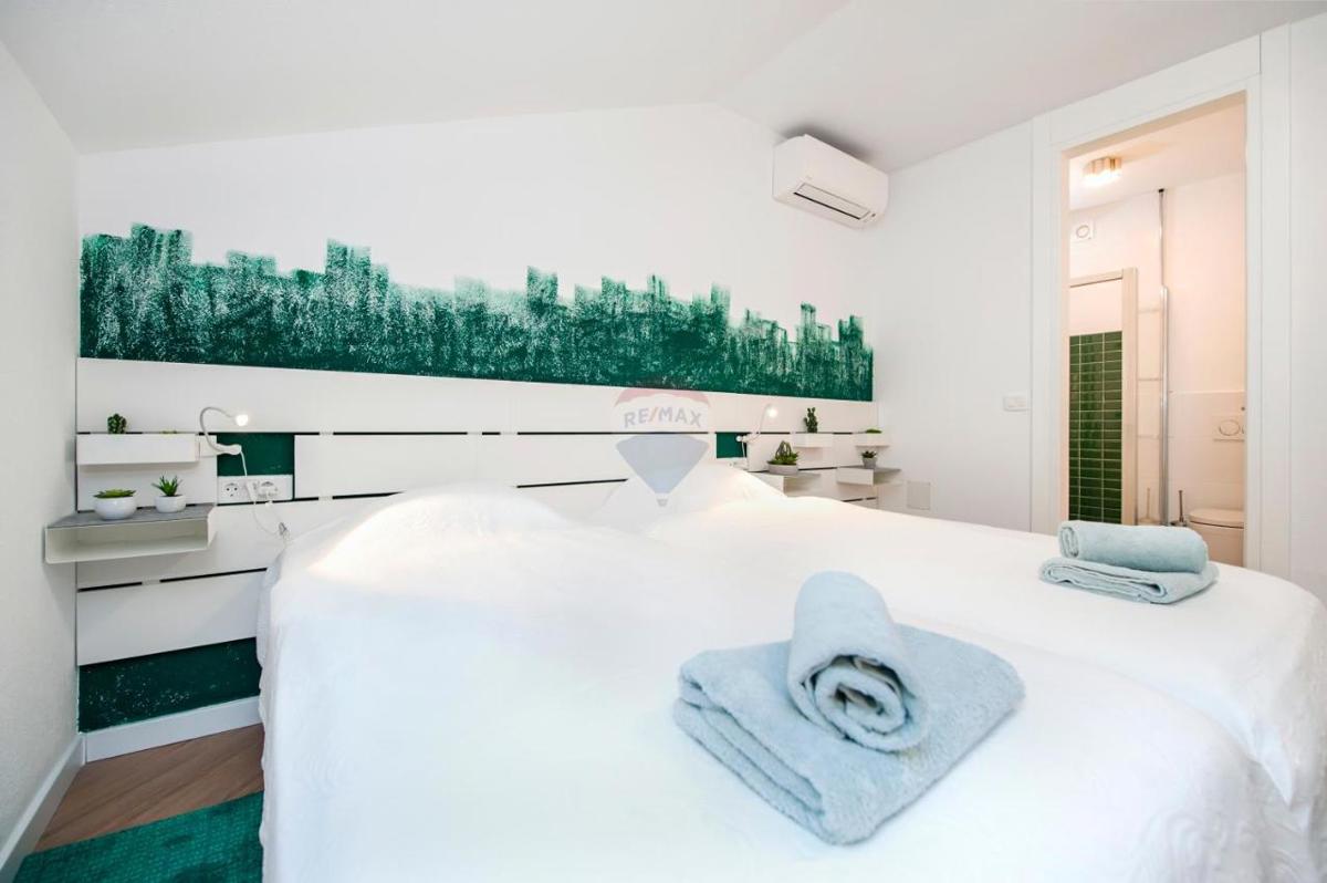 Istra, Rovinj, Center – Stanovanje na rivi, terasa, pogled na morje