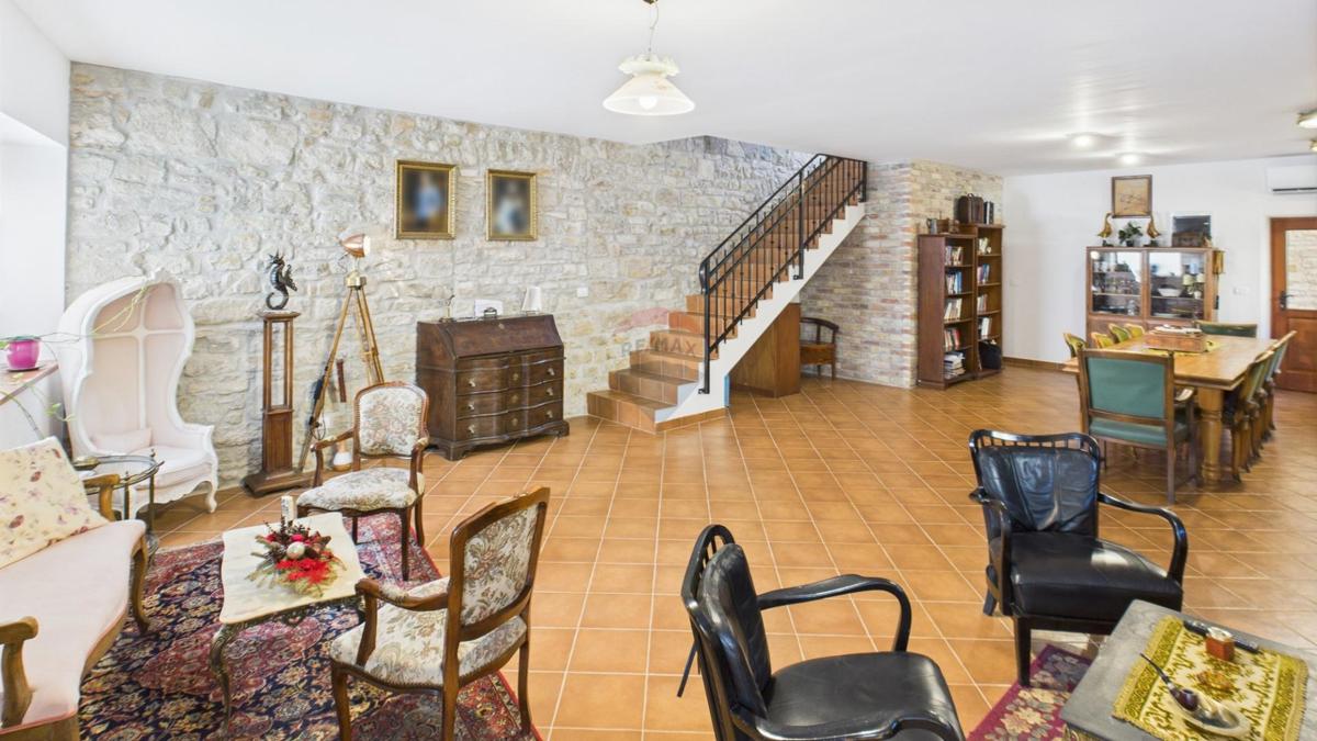Istra, Buje – Elegantna kamnita hiša z vrtom v središču mesta