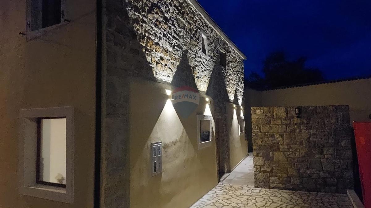 Istra, Buje – Elegantna kamnita hiša z vrtom v središču mesta