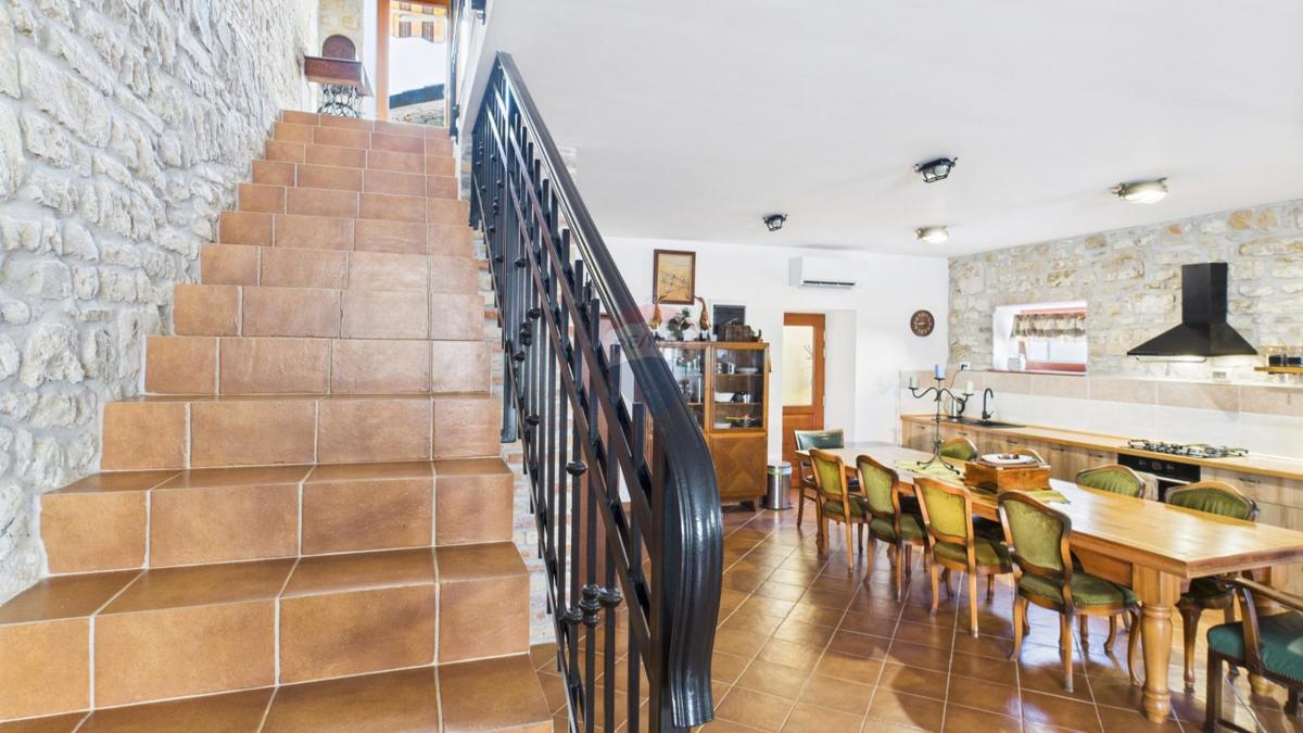 Istra, Buje – Elegantna kamnita hiša z vrtom v središču mesta