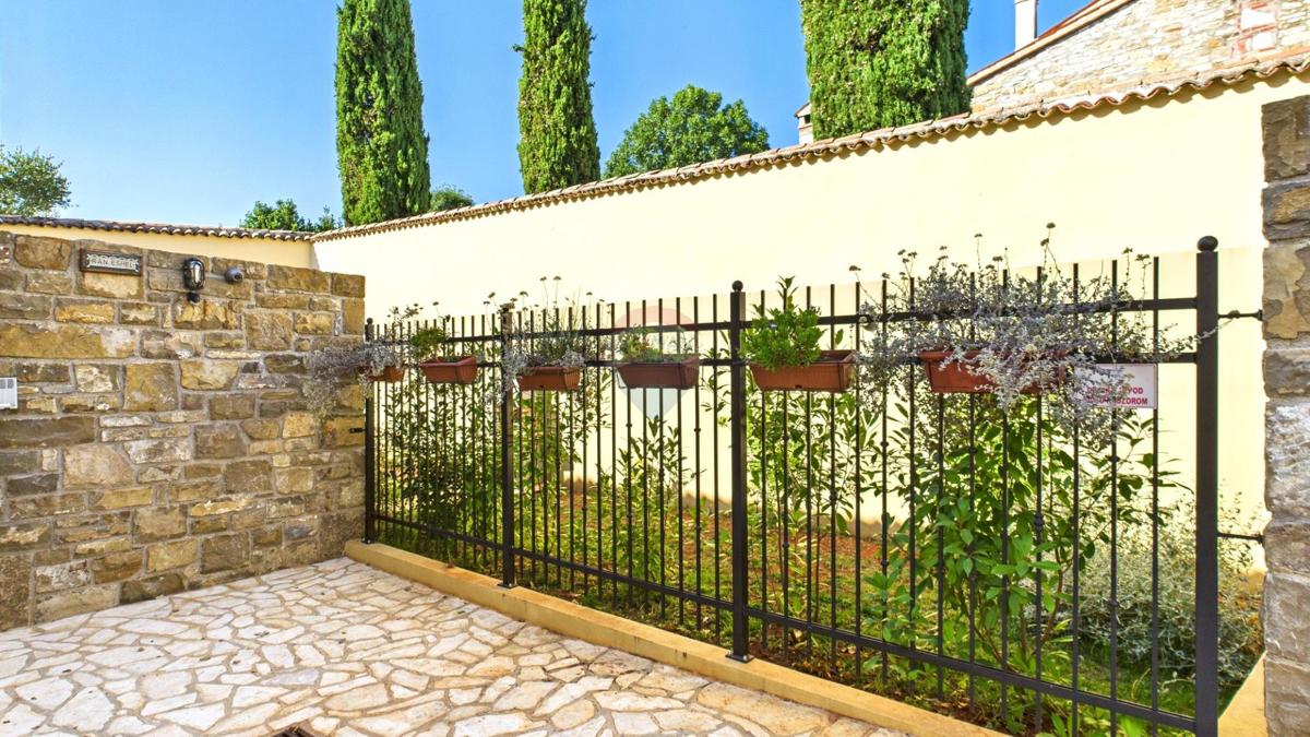 Istra, Buje – Elegantna kamnita hiša z vrtom v središču mesta